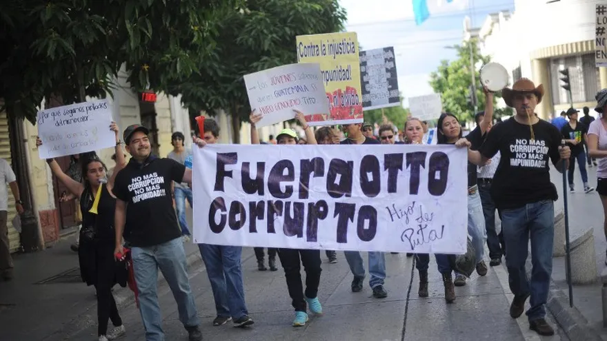 Guatemaltecos exigen renuncia del presidente Otto Pérez por corrupción.