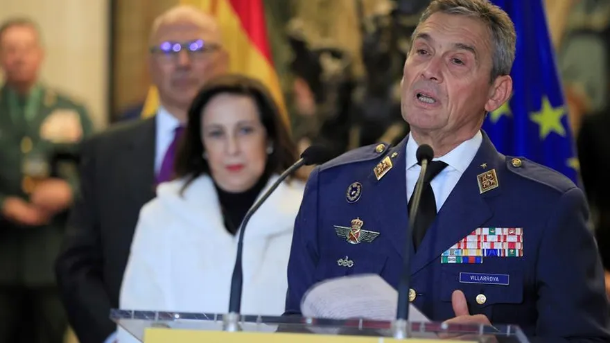 El jefe del Estado Mayor de la Defensa, el general del Aire Miguel Ángel Villarroya Vilalta (d) durante su toma de posesión, en presencia de la ministra de Defensa, Margarita Robles (i).