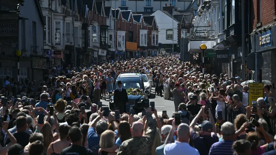 Miles de personas en la calles para las llegadas de sus retos desde Portugal. Su funeral tendrá lugar el lunes en la catedral de Swansea, seguido de una ceremonia en la intimidad.