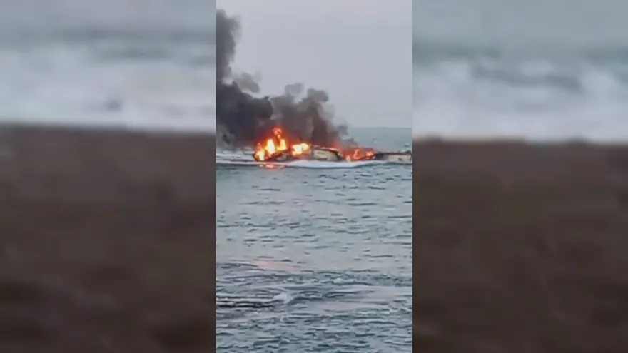 Incendio consume embarcación en las costas de Miramar en Colón