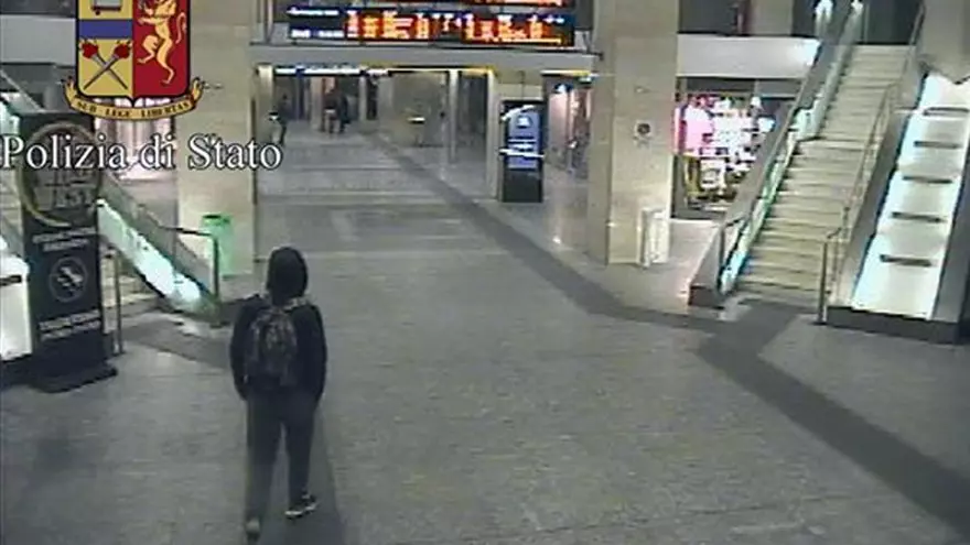 Captura de video facilitada por la policía italiana que muestra a Anis Amri, el tunecino sospechoso de cometer el atentado de Berlín, en la estación central de tren de Turín (Italia) el pasado 23 de diciembre de 2016.