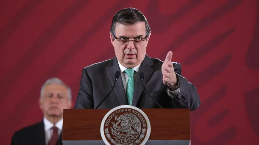 El presidente de México Andres Manuel López Obrador (i) y el secretario de relaciones exteriores Marcelo Ebrard hoy miércoles 14 de agosto de 2019 en su conferencia matutina, en Palacio Nacional.