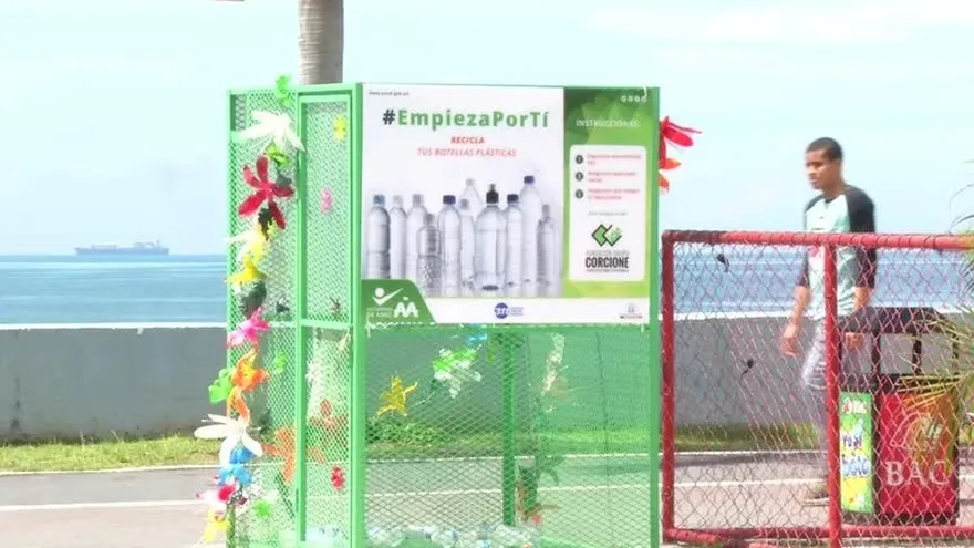 Nuevas jaulas para recoger botellas en la Cinta Costera