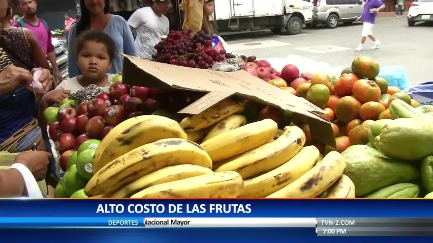 Vendedores se quejan de la poca venta de frutas para Navidad