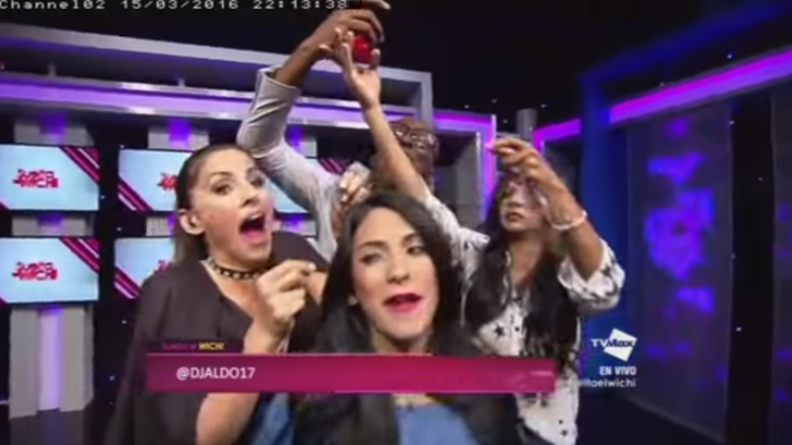 Franklyn le pega un caramelo en el cabello a Jacky ¿Será maldad?