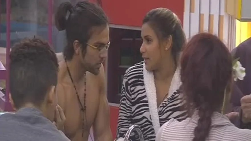 Los chicos se empiezan a pelear por la comida