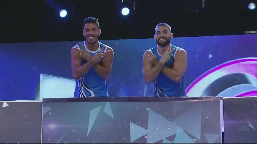 Los machos gozaron dándole baldazos a las mujeres en El Paredón