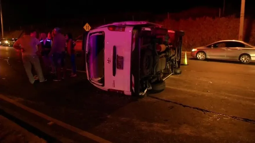 Vuelco de bus pirata en la vía Domingo Díaz