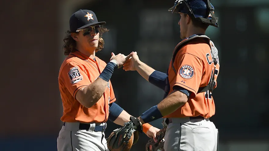 Colby Rasmus (de frente) fue factor determinante en el partido
