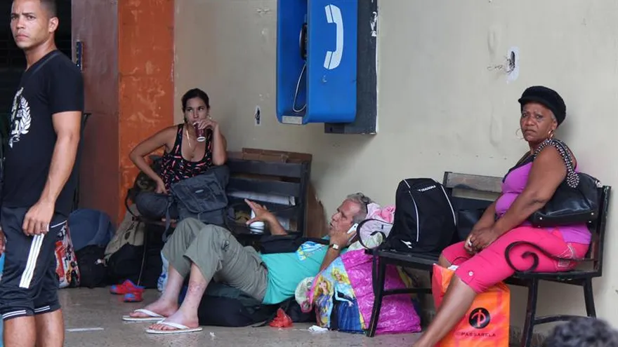 Cerca de 70 cubanos que llegaron a Panamá después de formalizado un puente aéreo con México para el traslado de casi 4.000 al norte de América, esperan a la intemperie el 20 de mayo de 2016, que el Servicio Nacional de Migración de Panamá los integre a ese plan especial.