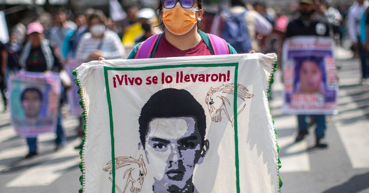 Encarcelan a 8 militares en México por desaparición de estudiantes de ...