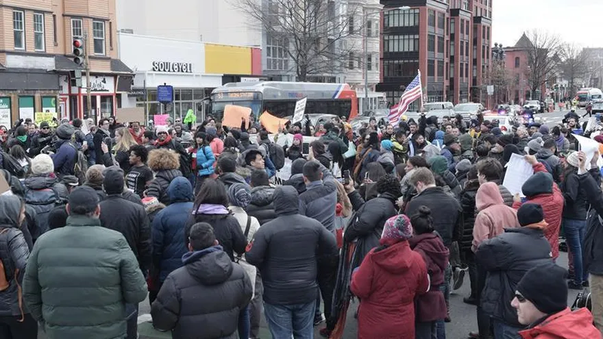 La encuesta resalta que el 58 % de los hispanos están a favor de más programas de rehabilitación, tratamiento de drogas y salud mental en lugar de mayores fondos para la policía o las prisiones.