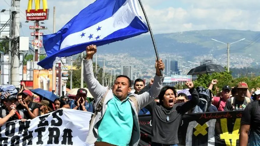 Médicos y docentes hondureños durante protestas