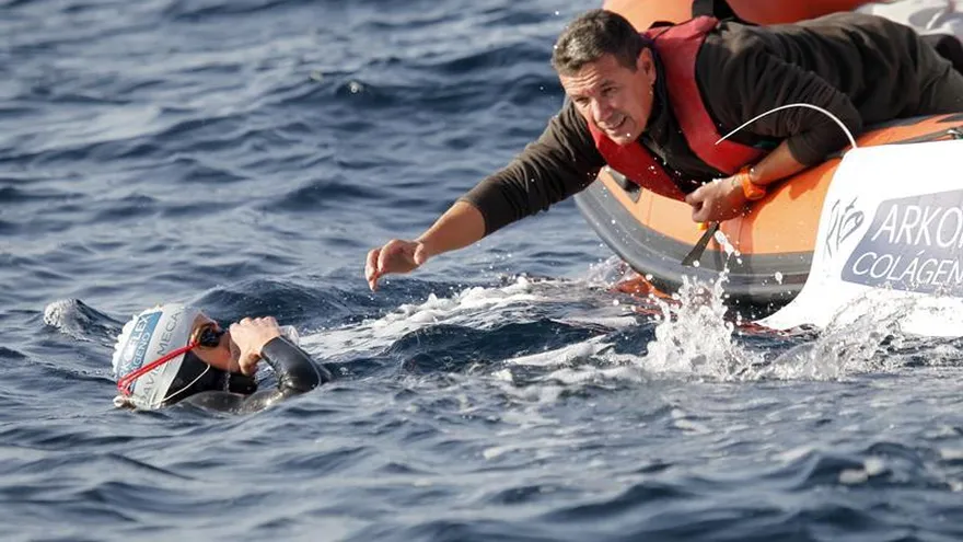 Meca durante su travesía a nado en el Estrecho de Gibraltar.