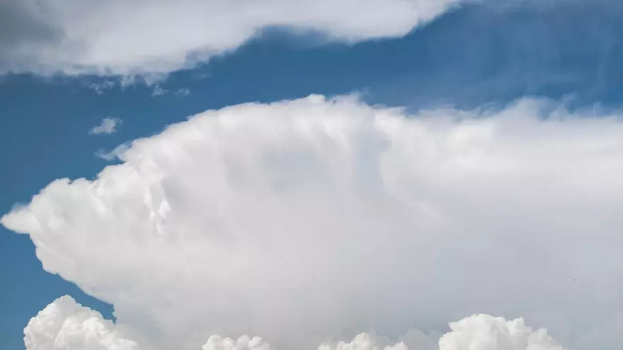 La hazaña la hizo desde una plataforma colgada de un globo aerostático a 1,500 metros de altura
