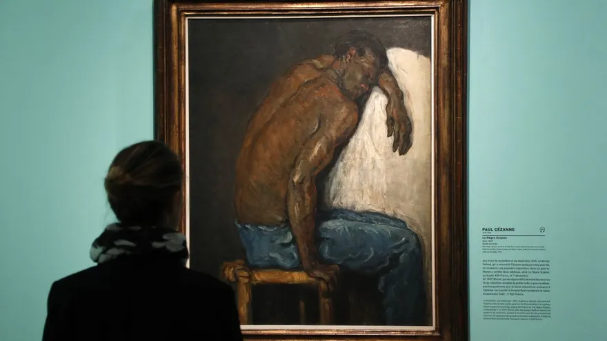 Un visitante observa la pintura "Le Negre Scipion (The Nigro Scipio)" (1867) del pintor francés Paul Cézanne durante una visita de prensa de la exposición "Monet Collectionneur" en el museo Marmottan Monet en París, en septiembre.