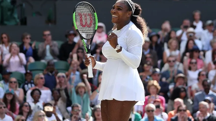 Serena Williams pasa a semifinales de Wimbledon diez meses después de dar a luz