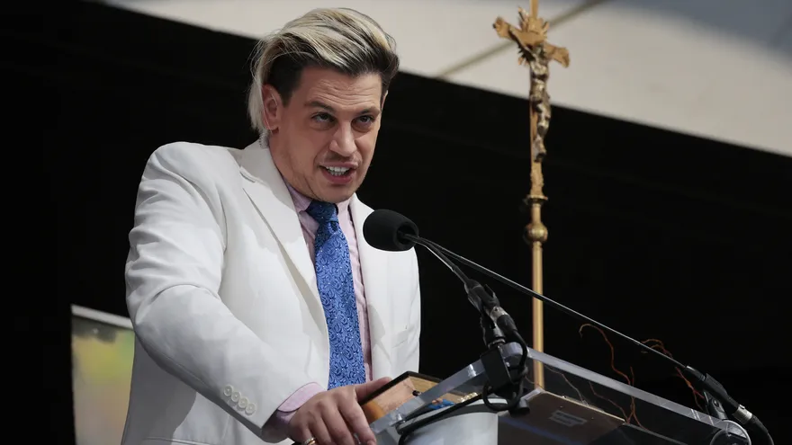 El comentarista británico de derecha Milo Yiannopoulos durante el mitin “Bishops Enough Is Enough” en el pabellón MECU, el 16 de noviembre de 2021, en Baltimore, Maryland