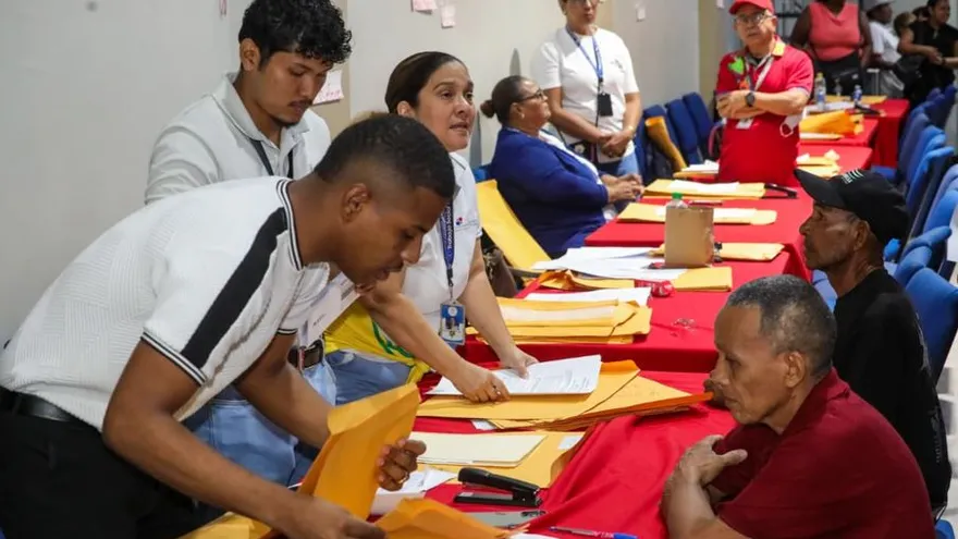Personal del Mides atiende a beneficiarios