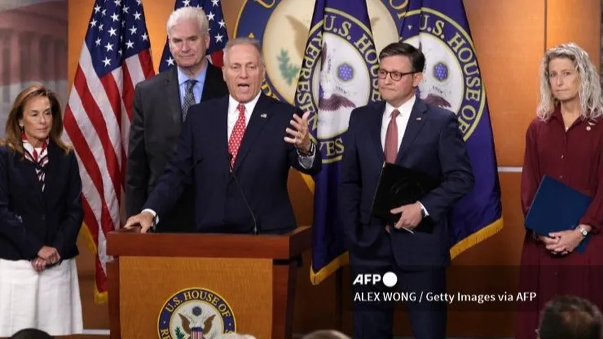 El gobierno intenta responder a la indignación de parte de los conservadores que lo critican desde hace dos semanas