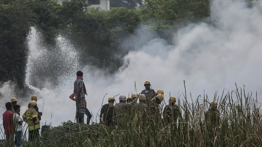 Bomberos tratan de extinguir un incendio