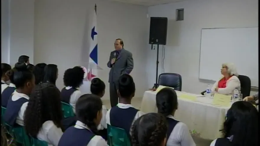 Conversatorio sobre valores en escuela de Colón