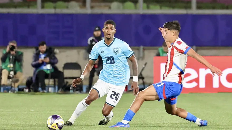 Antony Herbert (i) durante el partido entre las selecciones sub-20 de Panamá y Paraguay