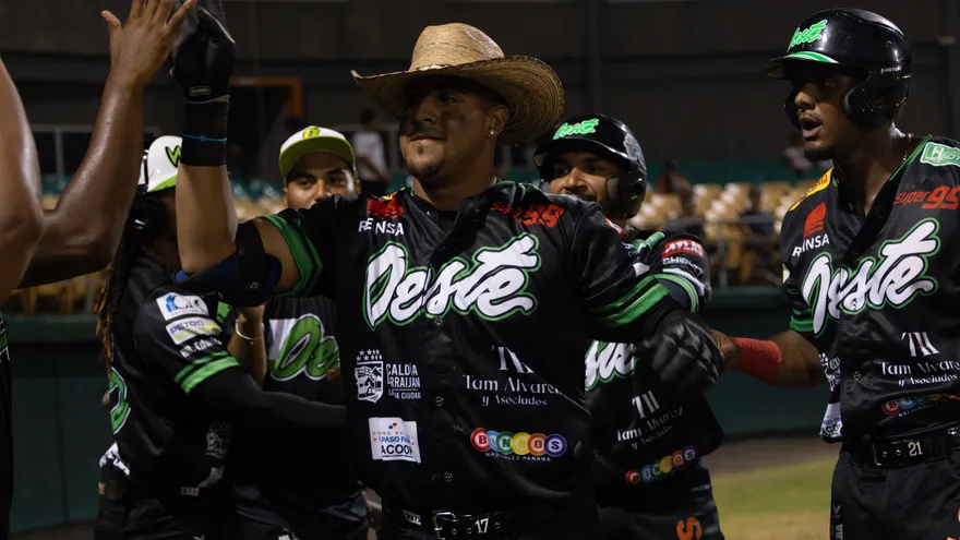 Arod McKenzie (c) celebra con sus compañeros del equipo mayor de Panamá Oeste
