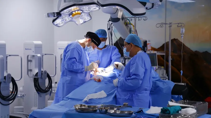Ciudad de la Salud retiran el cáncer y le reconstruyen la mama a una paciente de 47 años