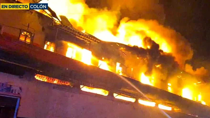 Incendio consume caserón en la ciudad de Colón