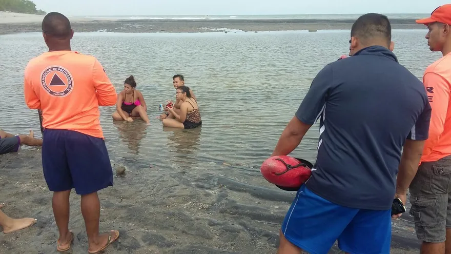 Rescatan a cuatro personas en Playa Corona