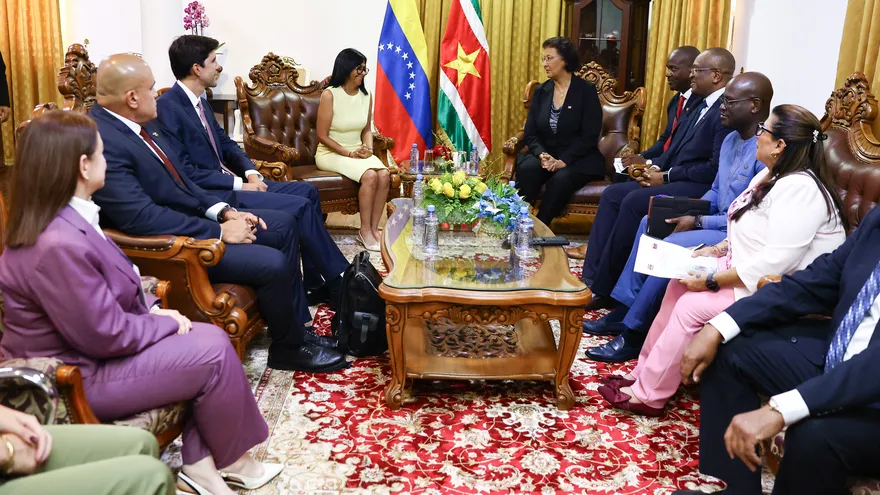 Venezuela firma acuerdo de asistencia en hidrocarburos con Surinam