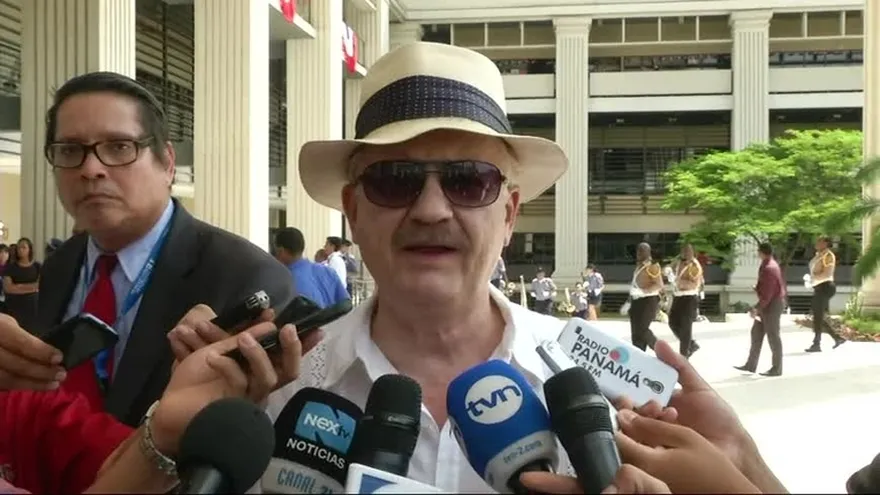 Autoridades participan de cremación de banderas