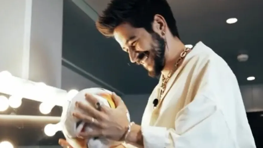 Colombiano Camilo interpreta la canción de la Liga española 2021-2022