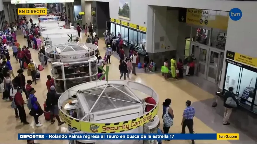 Viajeros se movilizan al interior