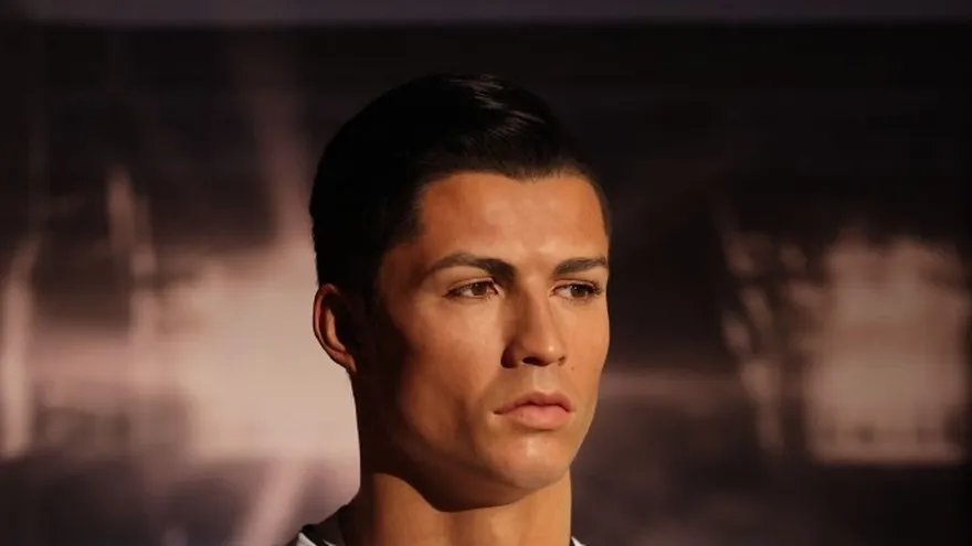 Cristiano Ronaldo con la camiseta incorrecta en museo de cera de Dubái