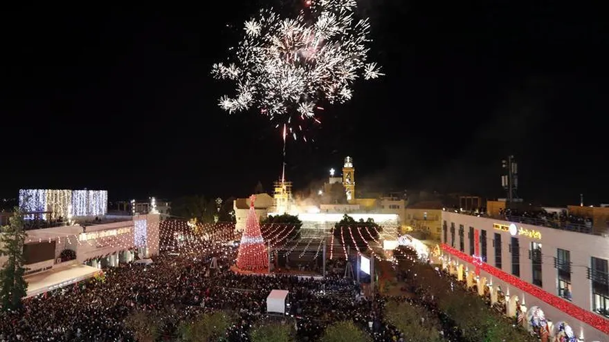 Iluminación del árbol de navidad en las afueras de la Basílica de la Natividad en Belén.