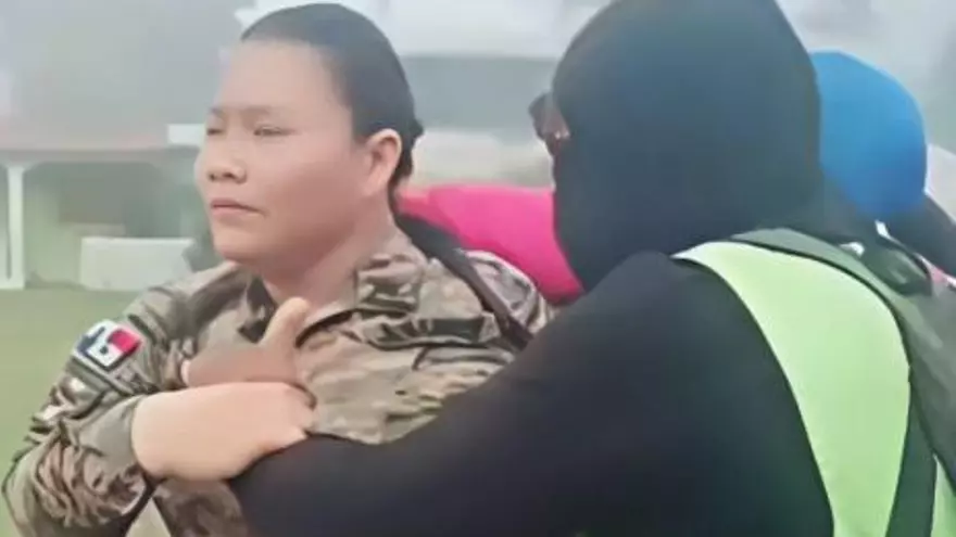 Momento de la privación de libertad a agente del Senafront en Darién