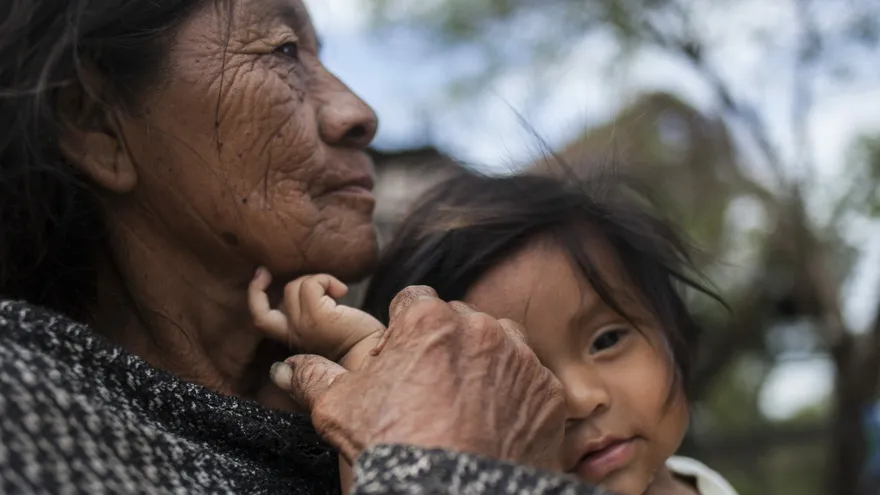 Una mujer y un niño de la comunidad Yakye Áxa, indígenas de la etnia énxet de Paraguay