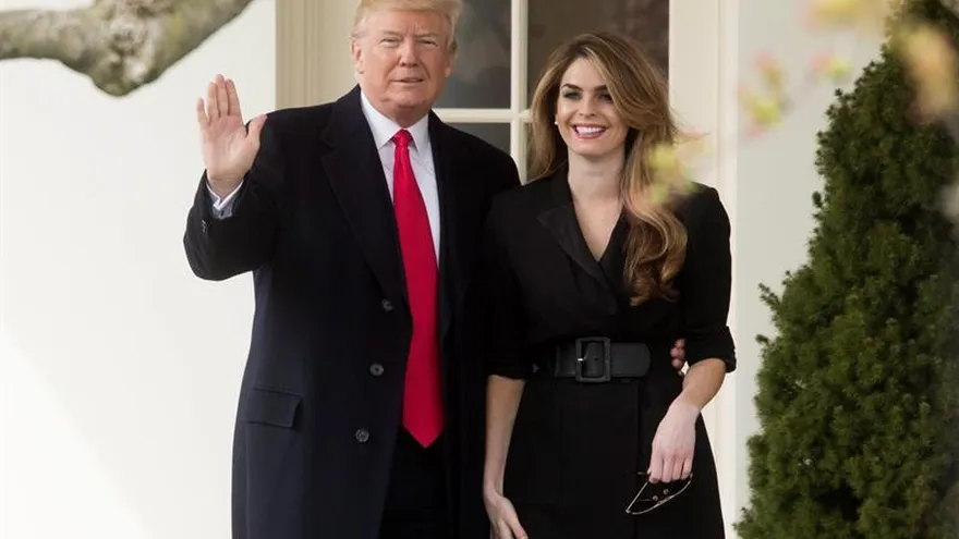 El presidente de los Estados Unidos, Donald J. Trump (i), saluda junto a la directora saliente de Comunicaciones de la Casa Blanca, Hope Hicks (d), a su salida del Despacho Oval, antes de que Trump suba al helicóptero presidencial Marine One para dirigirse a Ohio, en Washington, Estados Unidos, hoy, 29 de marzo de 2018.
