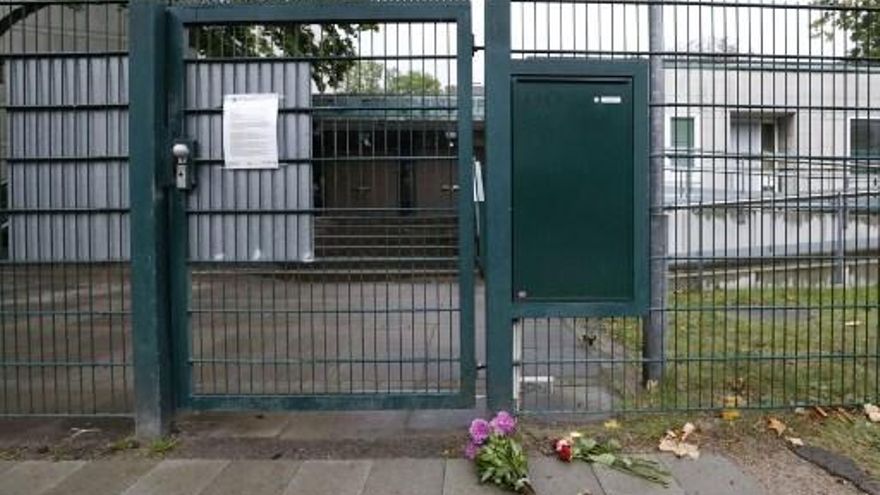 Personas han depositado flores fuera de la sinagoga