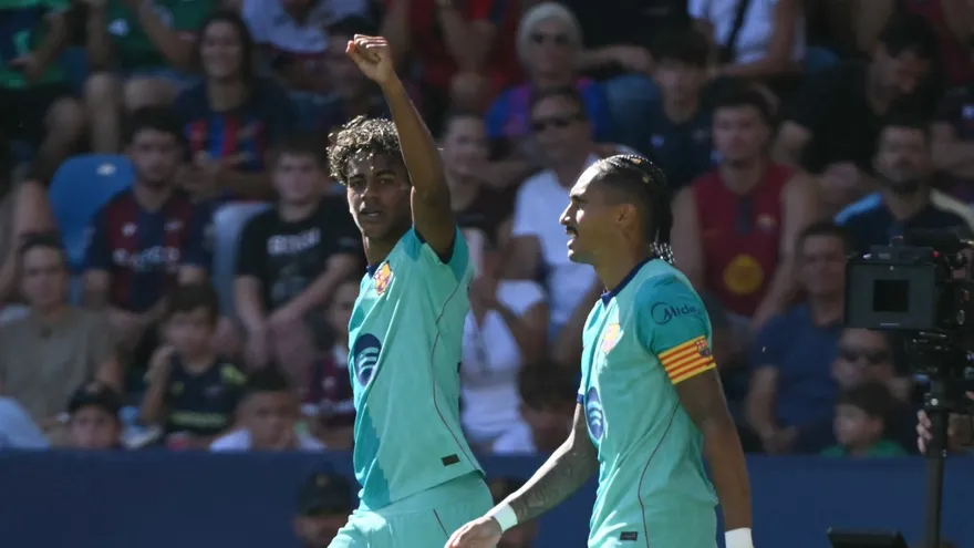 Lamine Yamal (i) celebra cerca de Raphinha (d) en el partido entre el Barcelona y el Levante