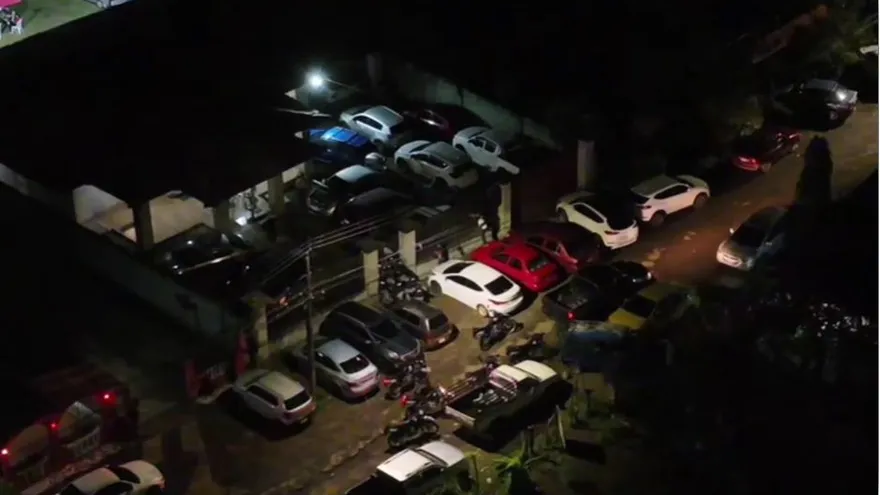 Momento en que la Policía llegaba a la gallera clandestina