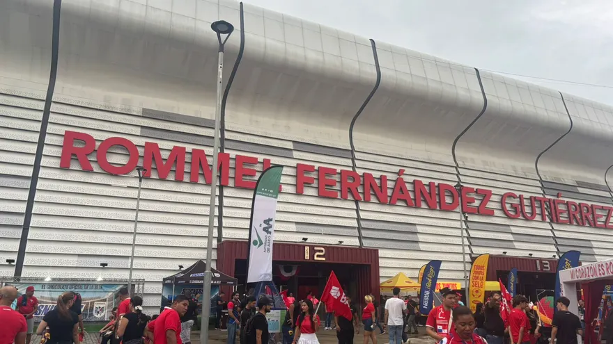 Llegada de aficionados al estadio Rommel Fernández Gutiérrez