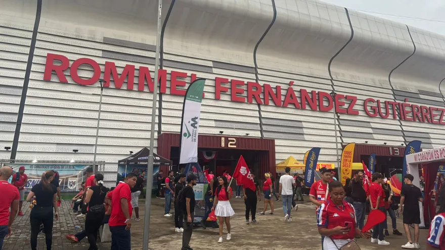 Llegada de aficionados al estadio Rommel Fernández Gutiérrez