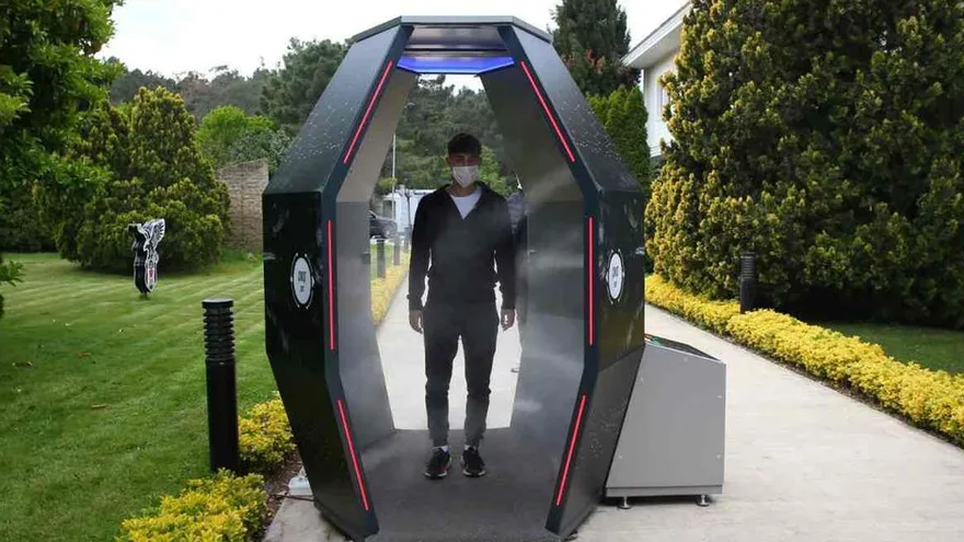 El Besiktas turco había instalado una cabina de desinfección para sus jugadores