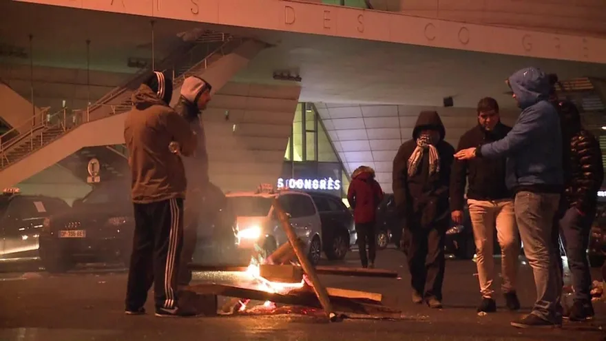 Trabajadores franceses alargan su protesta en París