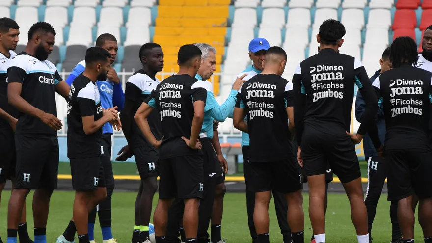 Jugadores de la Selección de Honduras escuchan al técnico Reinaldo Rueda