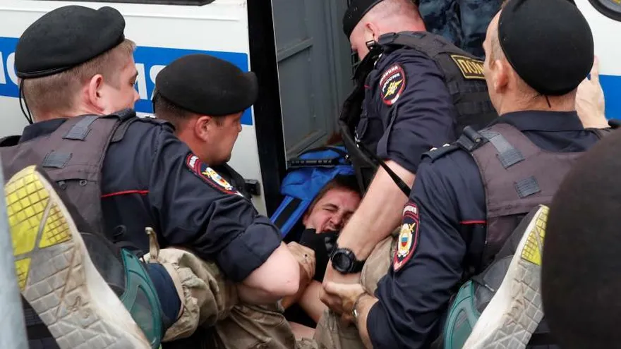 Unos 400 detenidos en una marcha por los casos fabricados contra las voces críticas en Rusia