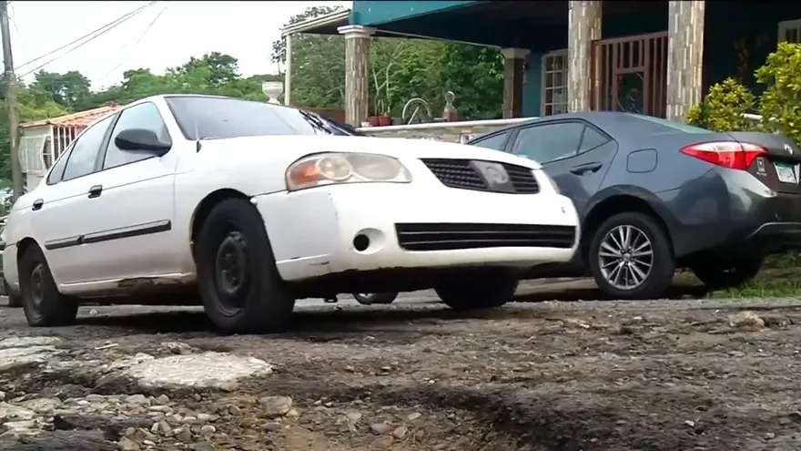 Mal estado de una calle impiden a residentes llegar a sus propias casas